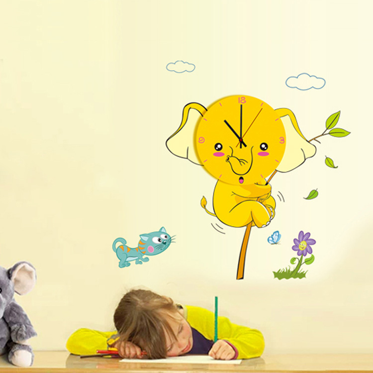 Часы со слоном, которые клеятся на стену