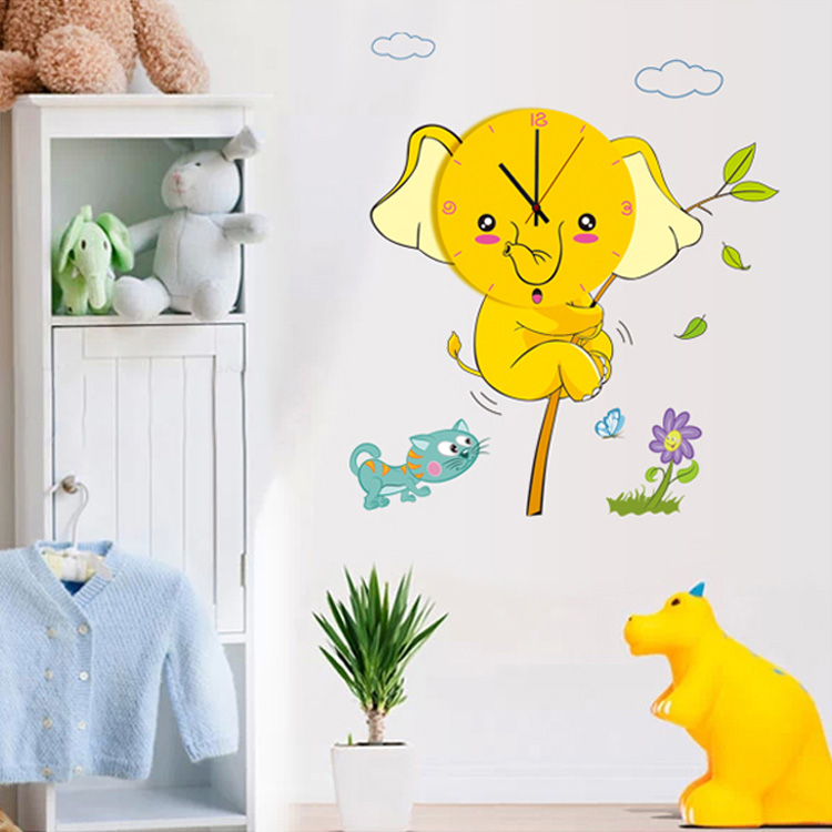 Годинники зі слоном, який клеїться на стіну