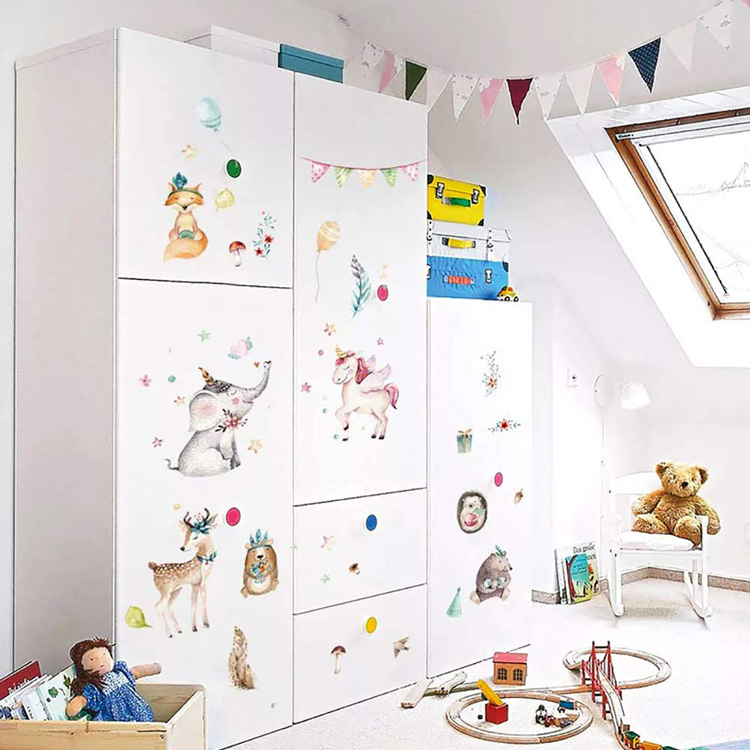 Красиві наклейки на стіни в дитячу кімнату