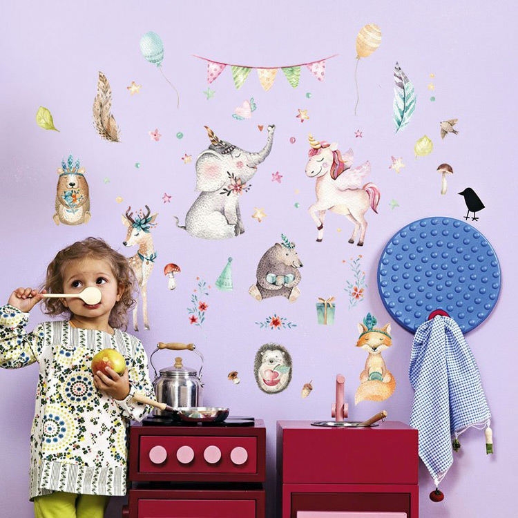 Красиві наклейки на стіни в дитячу кімнату