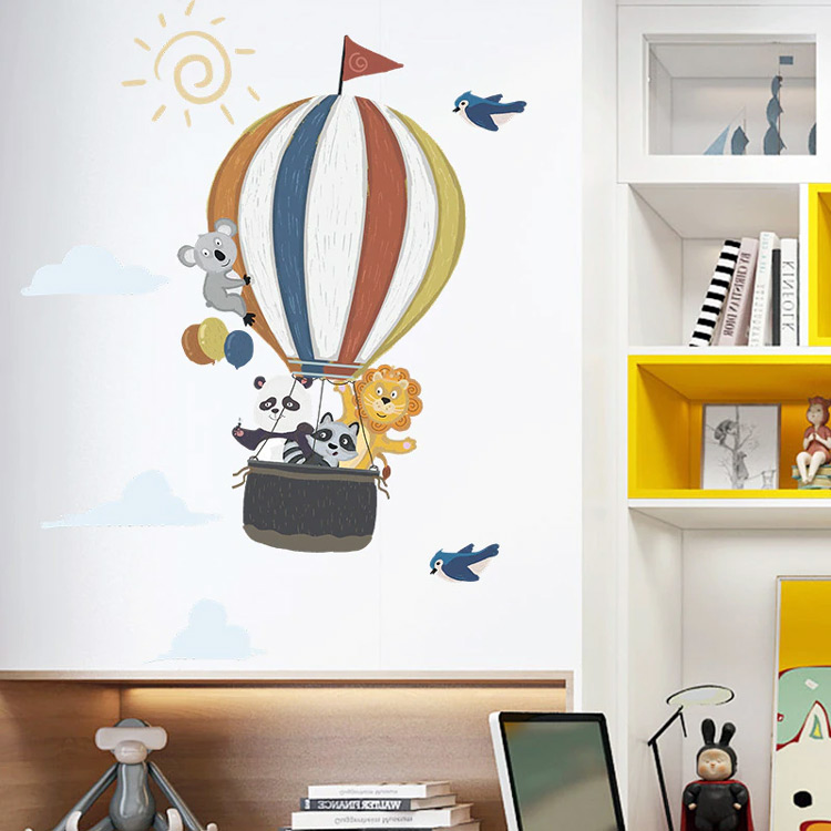 Наклейка воздушного шара на стену