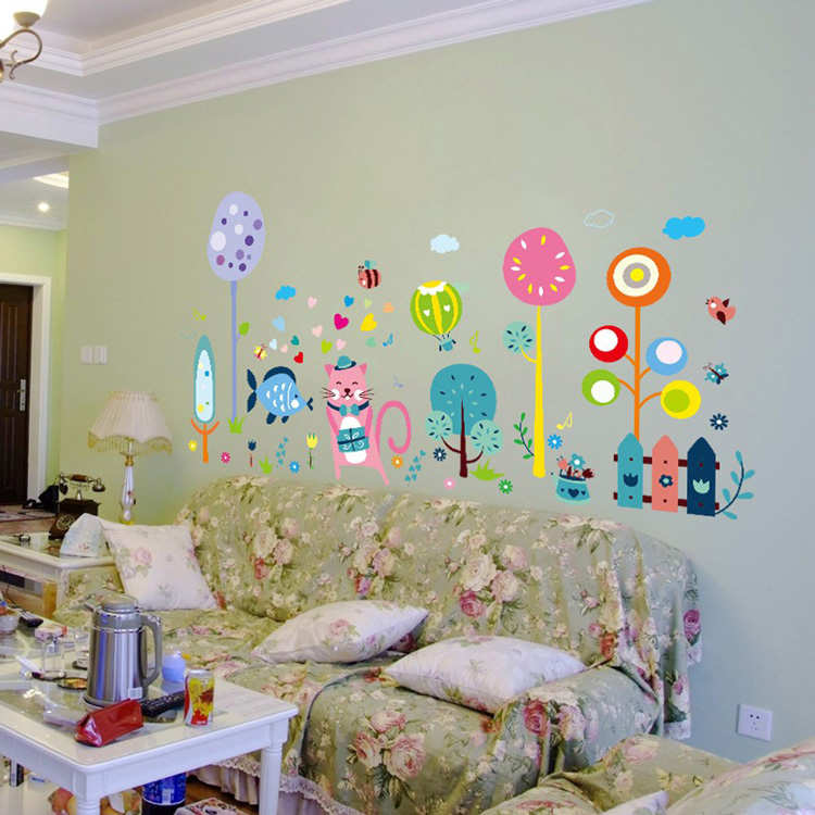 Яскраві наклейки на стіну в дитячу кімнату